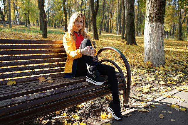 žena sedící v parku